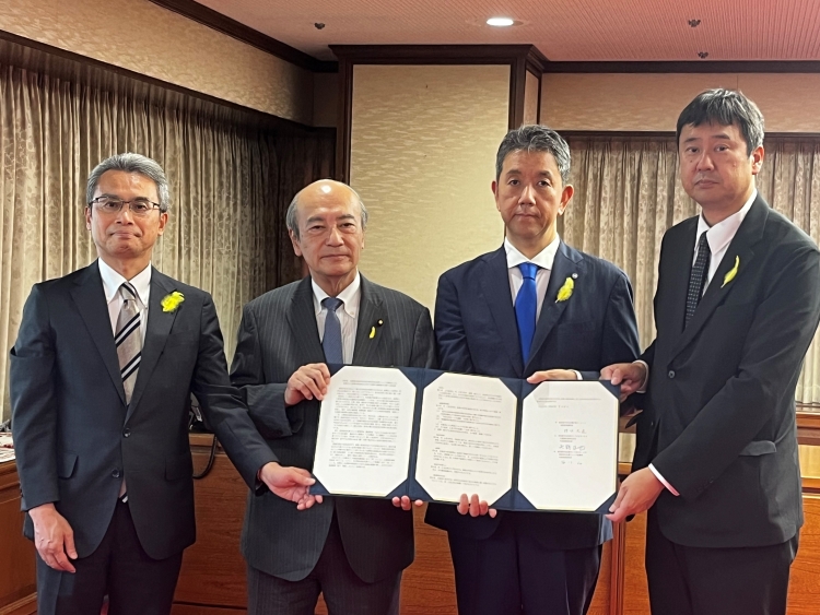 小泉龍司法務大臣が、丸善雄松堂株式会社及び株式会社丸善ジュンク堂書店による訪問を受けました。