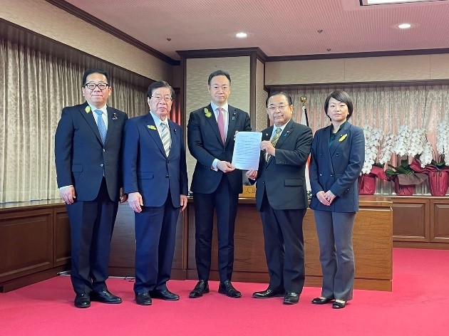 鈴木馨祐法務大臣が、更生保護制度の充実及び保護司の安全確保に関する要望を受け取りました。