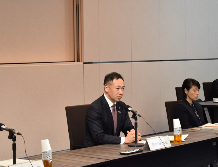 鈴木馨祐法務大臣が出入国在留管理政策懇談会を設けました。