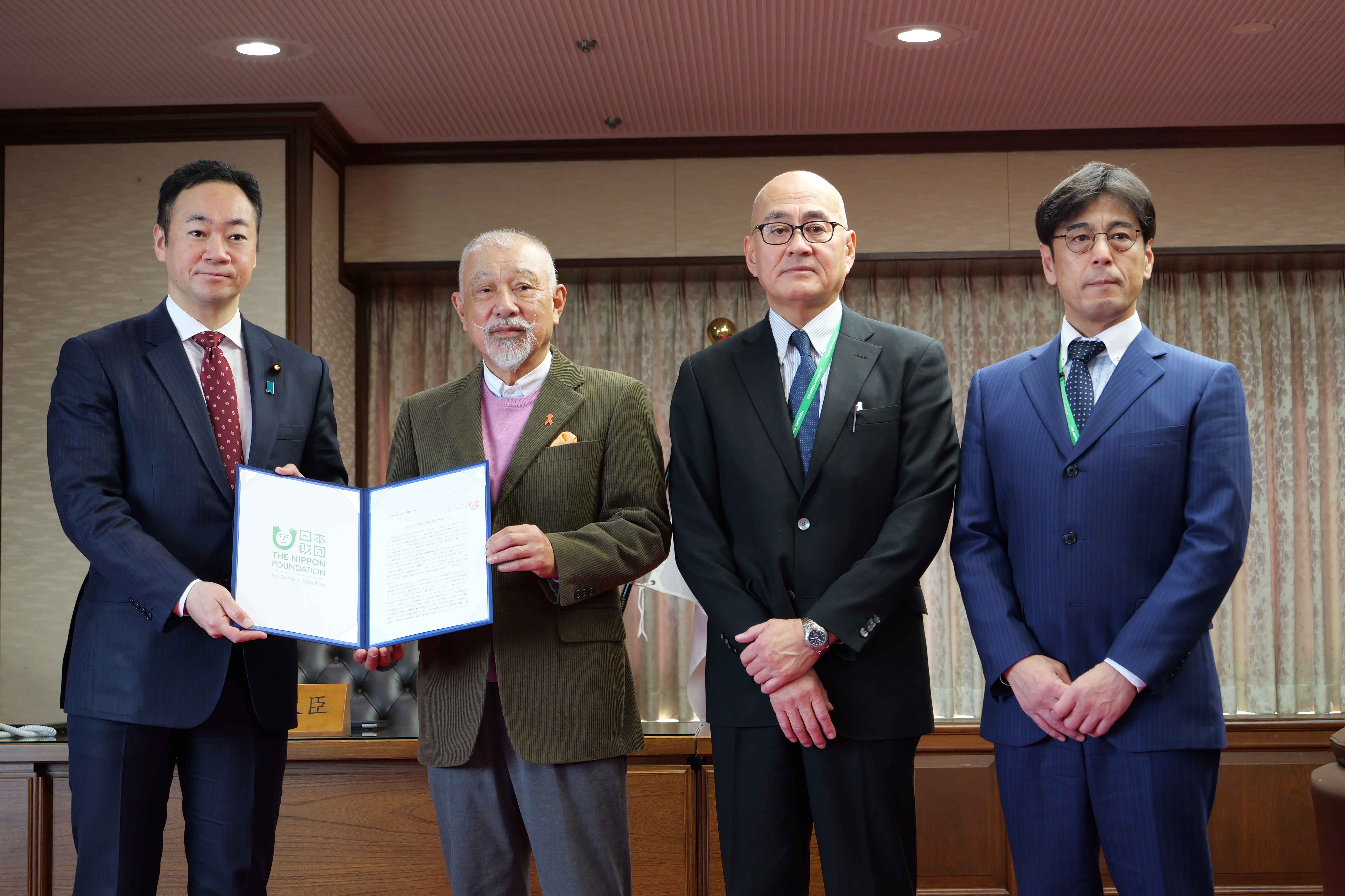 鈴木馨祐法務大臣は、日本財団笹川陽平会長から、「『塀のない』刑務所の整備に関する提言書」の提出を受けました。