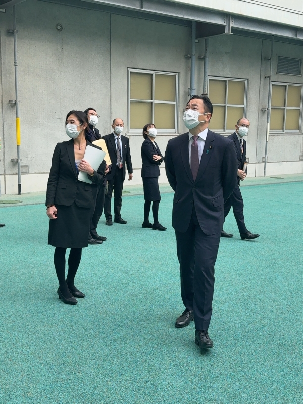 鈴木馨祐法務大臣が大村入国管理センターを視察しました。