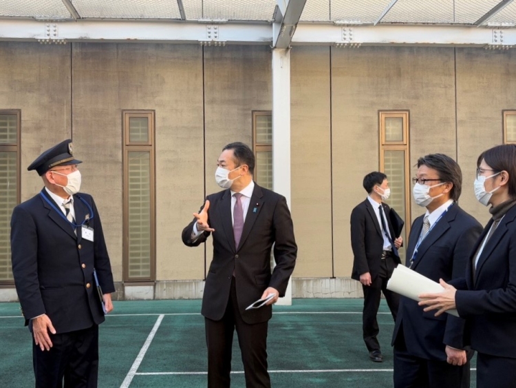 鈴木馨祐法務大臣が東日本入国管理センターを視察しました。