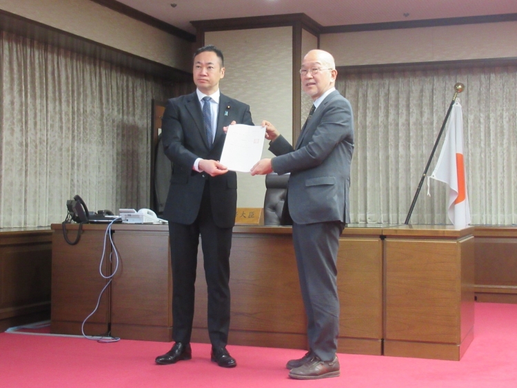 鈴木馨祐法務大臣が「法制審議会第２０１回会議」に出席しました。