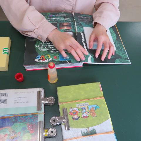 写真:図書修復作業の様子