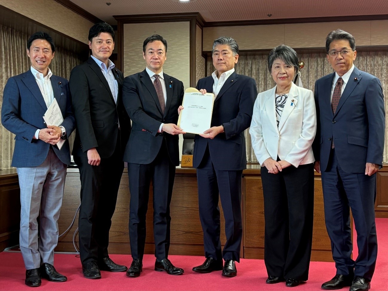 鈴木馨祐法務大臣が、自由民主党政務調査会司法制度調査会の古川禎久会長、同調査会被害者等支援ＰＴの上川陽子座長らと面会し、「司法制度調査会２０２５提言」を受け取りました。