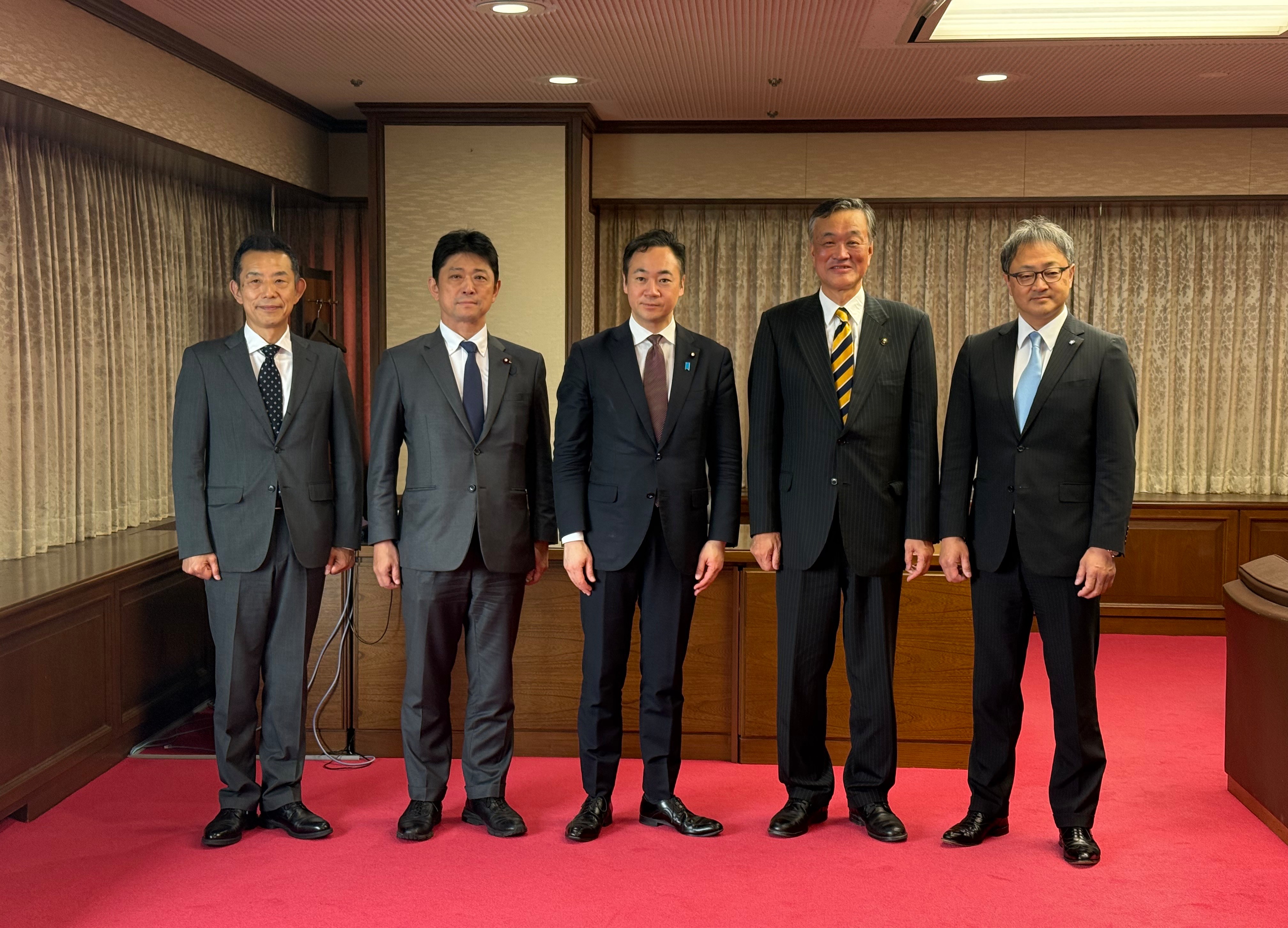 鈴木馨祐法務大臣及び高村正大法務副大臣が、網走市水谷洋一市長、上川大雪酒造株式会社塚原敏夫代表取締役社長による訪問を受けました。