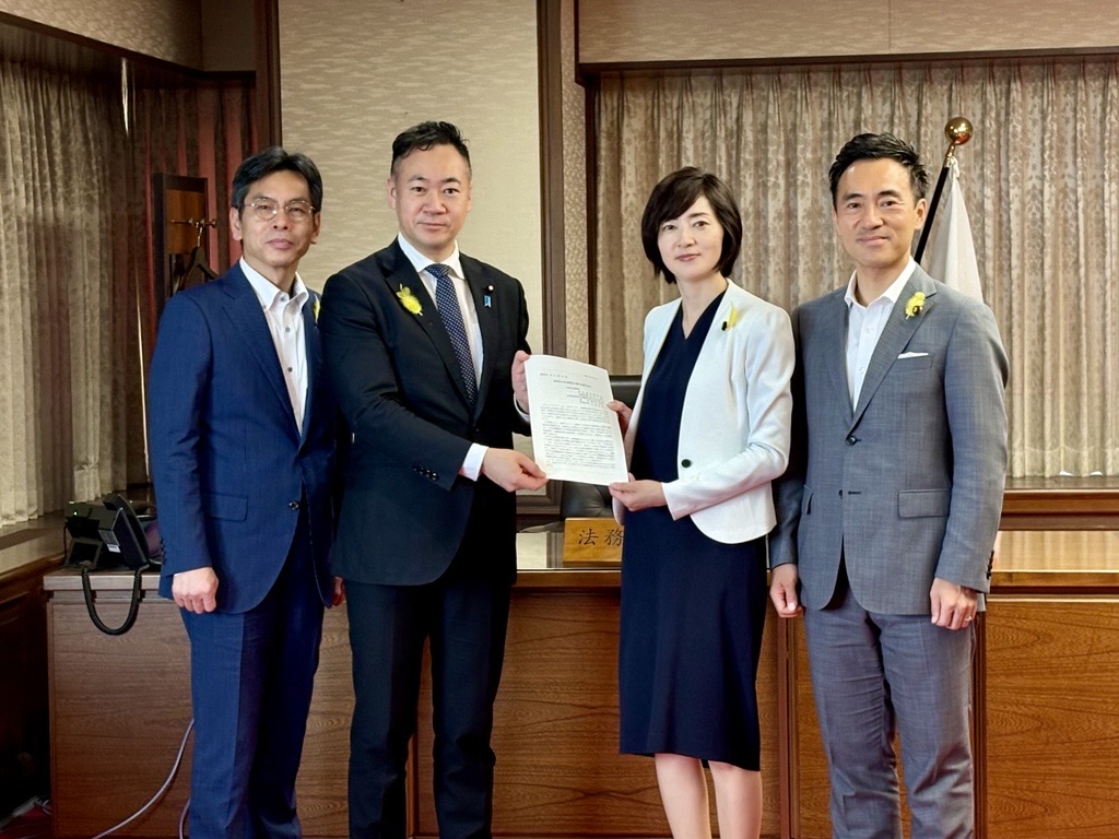 鈴木馨祐法務大臣が、再犯防止の充実強化に関する提言を受け取りました。
