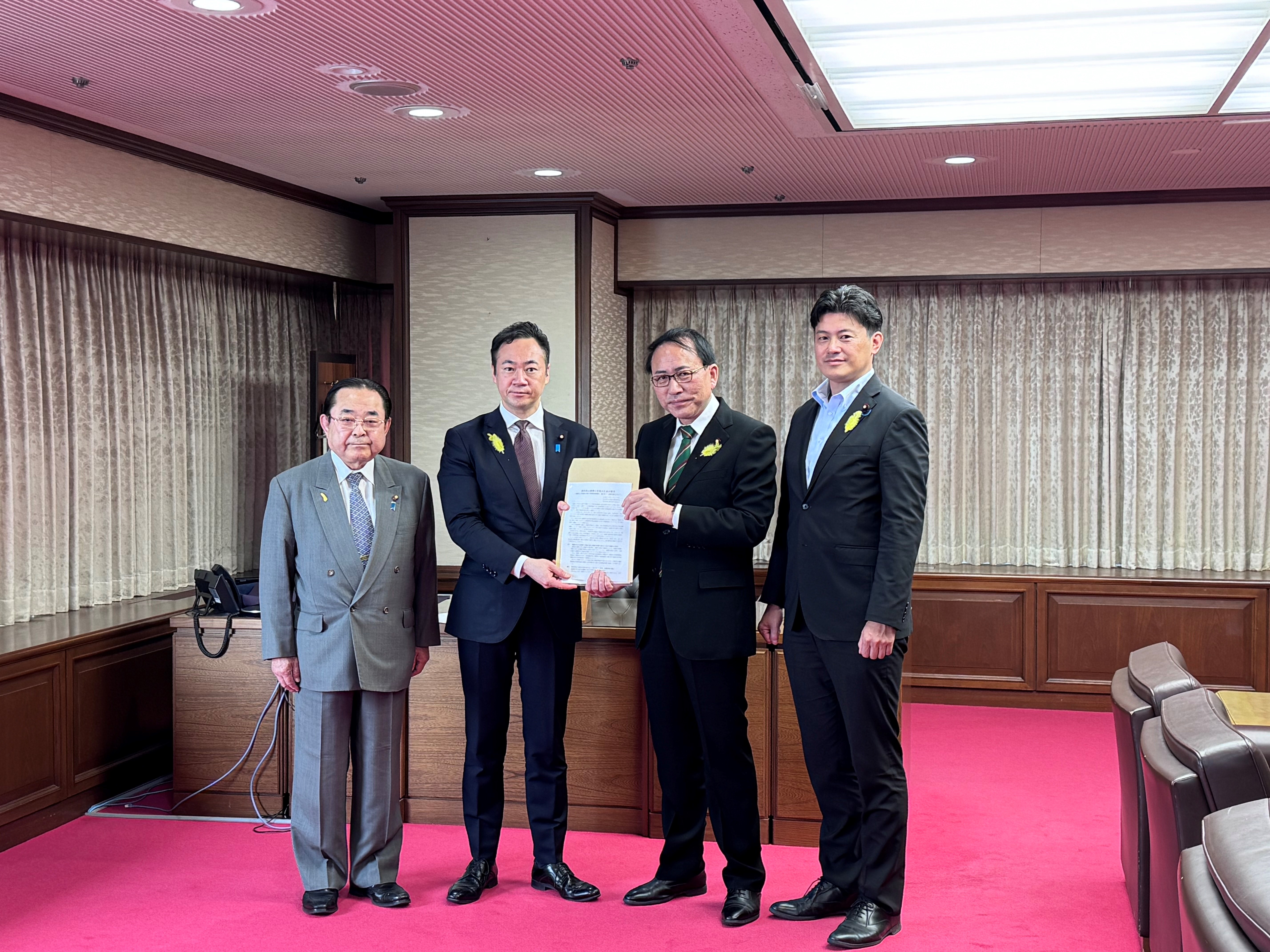 鈴木馨祐法務大臣が、再犯防止施策の充実のための提言を受け取りました。