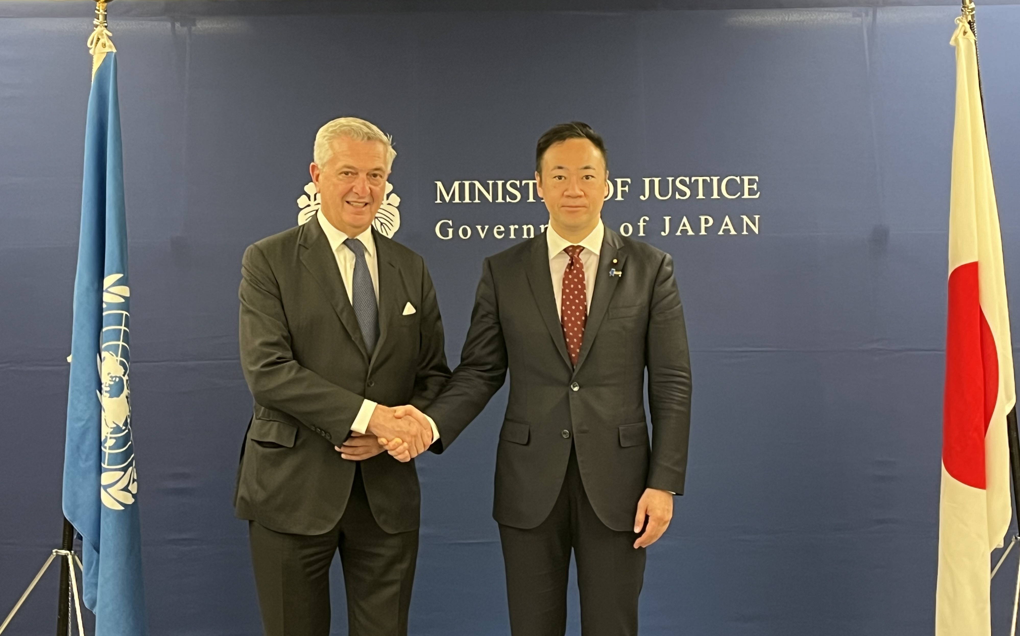 鈴木馨祐法務大臣が国連難民高等弁務官による表敬訪問を受けました。