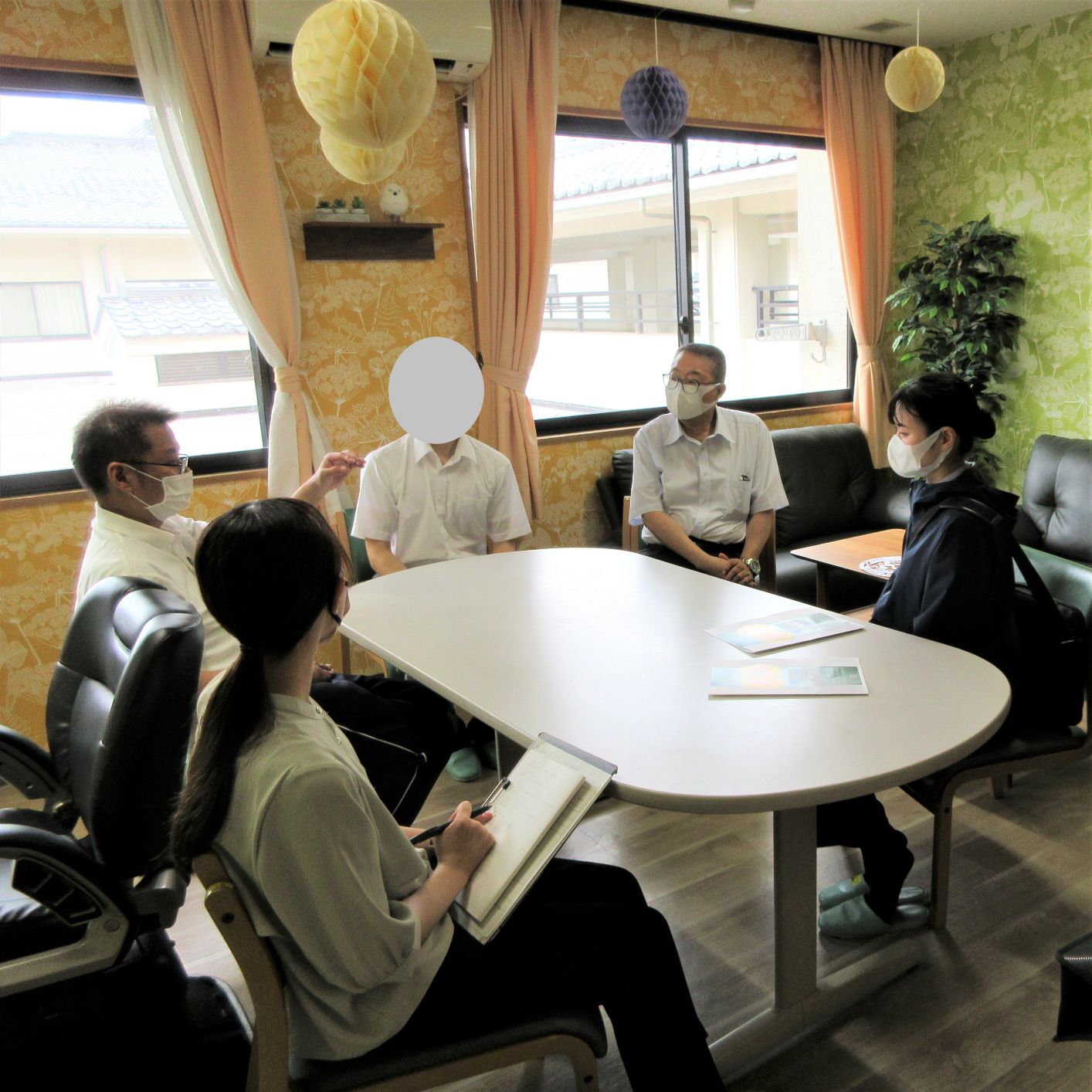 写真：福祉事業所での職員との談話の様子