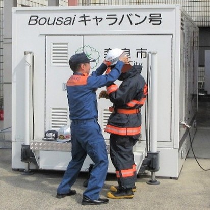 写真：消防服の着用を体験