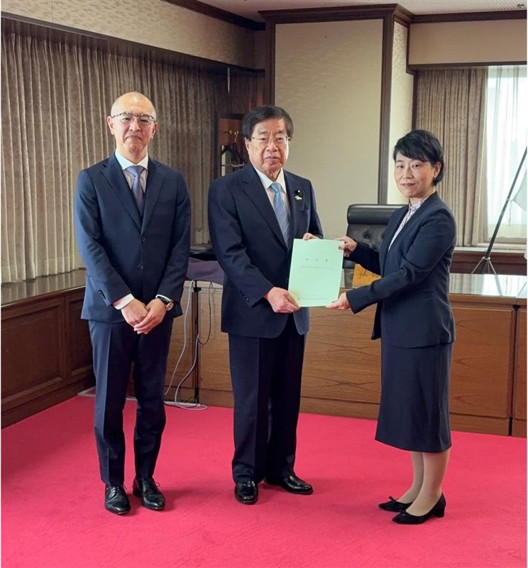 平口洋法務大臣が「出入国在留管理政策懇談会」の野口座長から報告書を受け取りました。