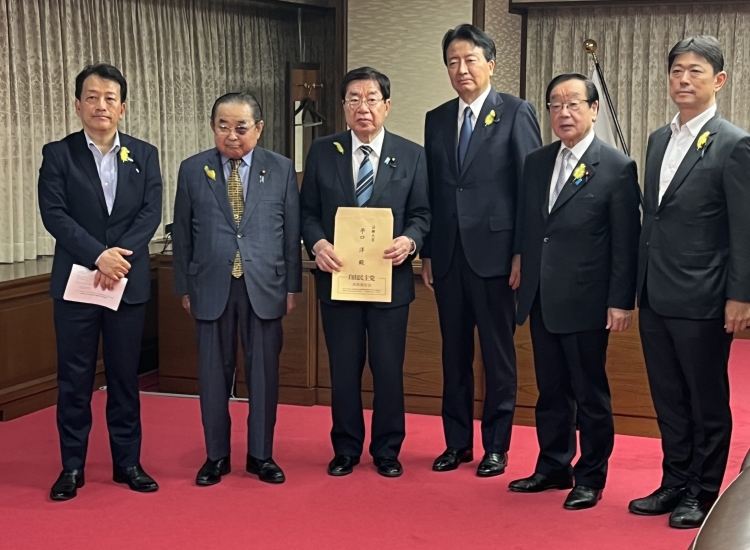 平口洋法務大臣が、再犯防止施策の充実のための提言を受け取りました。