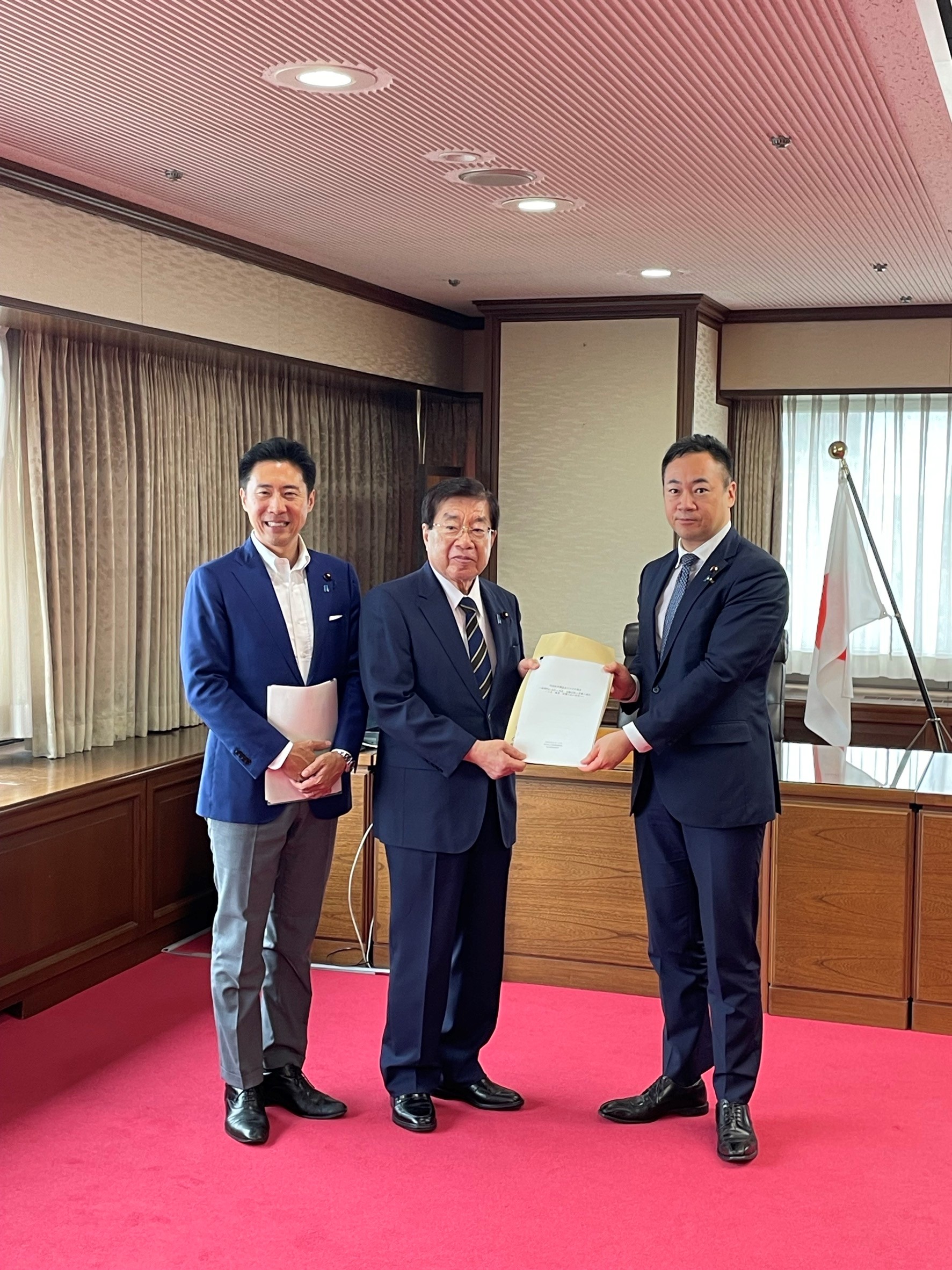 平口洋法務大臣が、自由民主党政務調査会司法制度調査会の鈴木馨祐会長、同調査会の塩崎彰久事務局長と面会し、「司法制度調査会２０２６提言」を受け取りました。