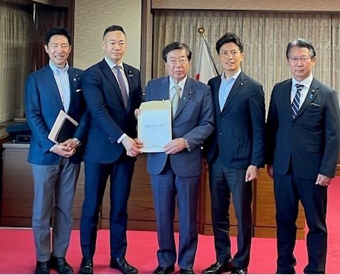 平口洋法務大臣が、自由民主党政務調査会司法制度調査会の鈴木馨祐会長、同調査会成長志向型コーポレートガバナンスＰＴの小林史明座長らと面会し、「企業価値を伸ばし続けるガバナンス改革への提言」を受け取りました（令和８年７月２９日）。 
