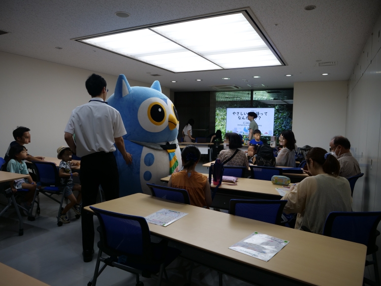 参加者の皆様と出入国在留管理庁マスコットキャラクター「イミグー」