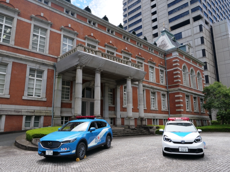 普段なかなか見ることのできない、矯正局と出入国在留管理庁の車両を展示しました。
