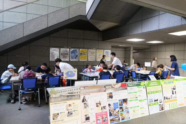 「少年鑑別所の性格検査を体験しよう!」のコーナーでは、参加者に簡単な質問に答えてもらい、法務少年支援センターの職員が性格検査を実施しました。