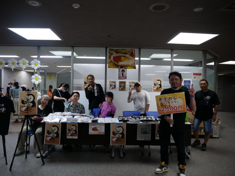 「中澤元保護司の『更生カレー』販売」コーナーでは、120人以上の少年の立ち直りを見守ってきた保護司が、30年以上作り続けてきたカレーを販売しました。