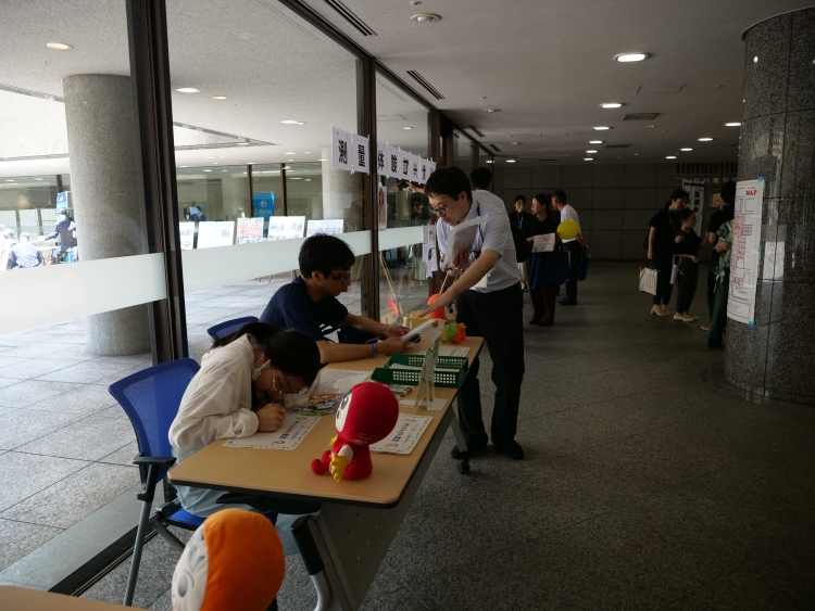 「Myじんけん宣言」のコーナーでは、人権を守るためにできることを用紙に書いて宣言していただきました。 また、やなせたかし氏の制作による絵本・紙芝居の「ぐらぐらもりのおばけ」も見ていただきました。