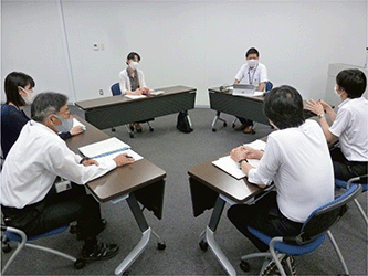 特1-1　保護観察官と岡山県地域生活定着支援センター職員との協議の様子