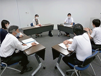 特1-1 保護観察官と岡山県地域生活定着支援センター職員との協議の様子