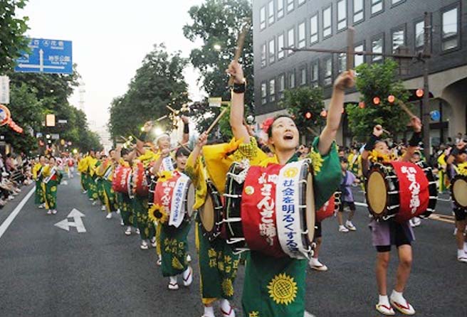 社会を明るくする運動のたすきをかけ、さんさ祭りで踊る数十名の様子