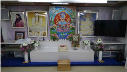 横浜施設（神奈川）に対する立入検査（令和5年6月）で確認した祭壇※祭壇中央に麻原の写真