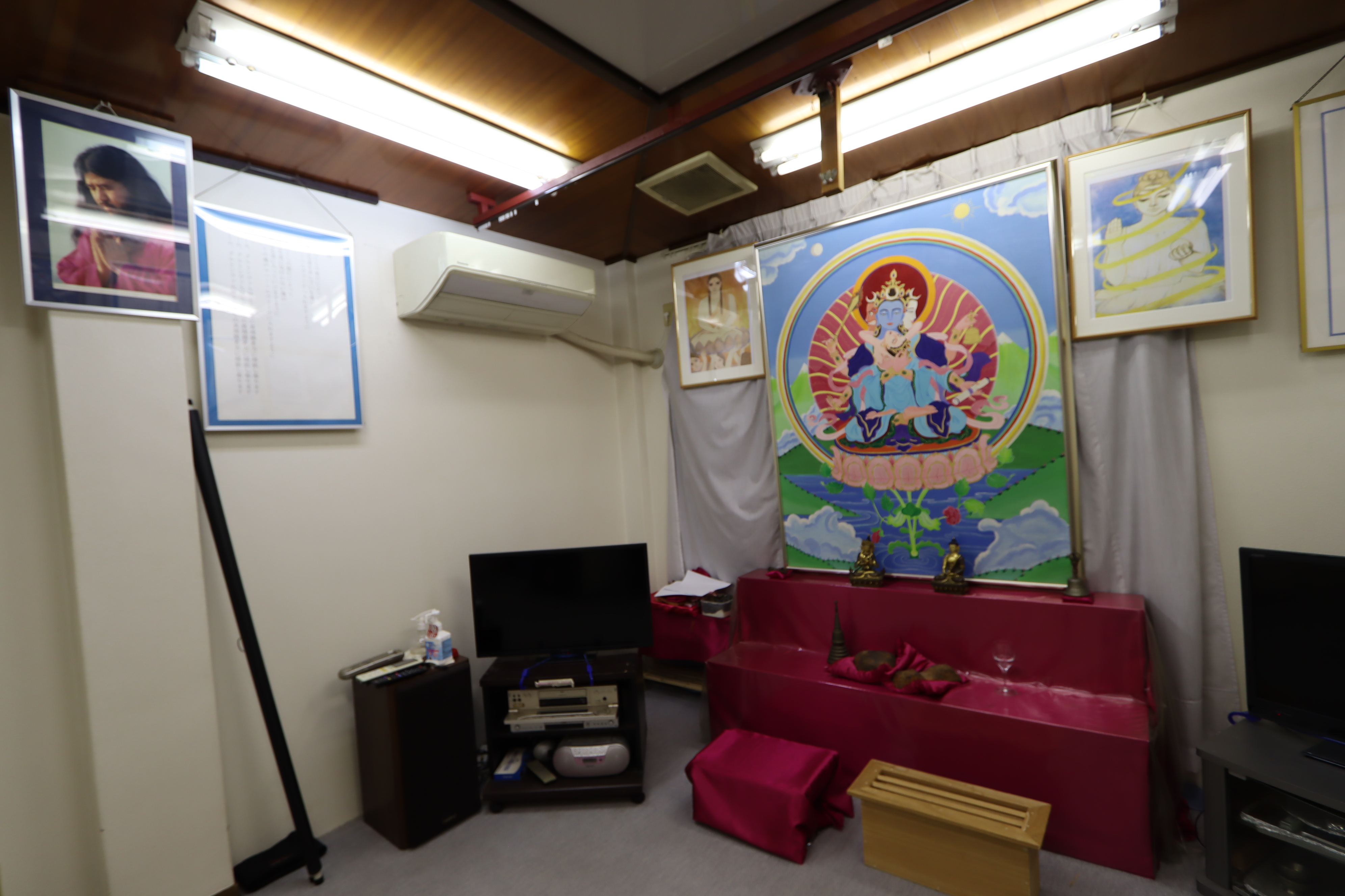 金沢施設（石川）に対する立入検査（令和7年9月）で確認した麻原の写真（左上枠内）及び「Aleph（アレフ）」と同様の祭壇（中央右）