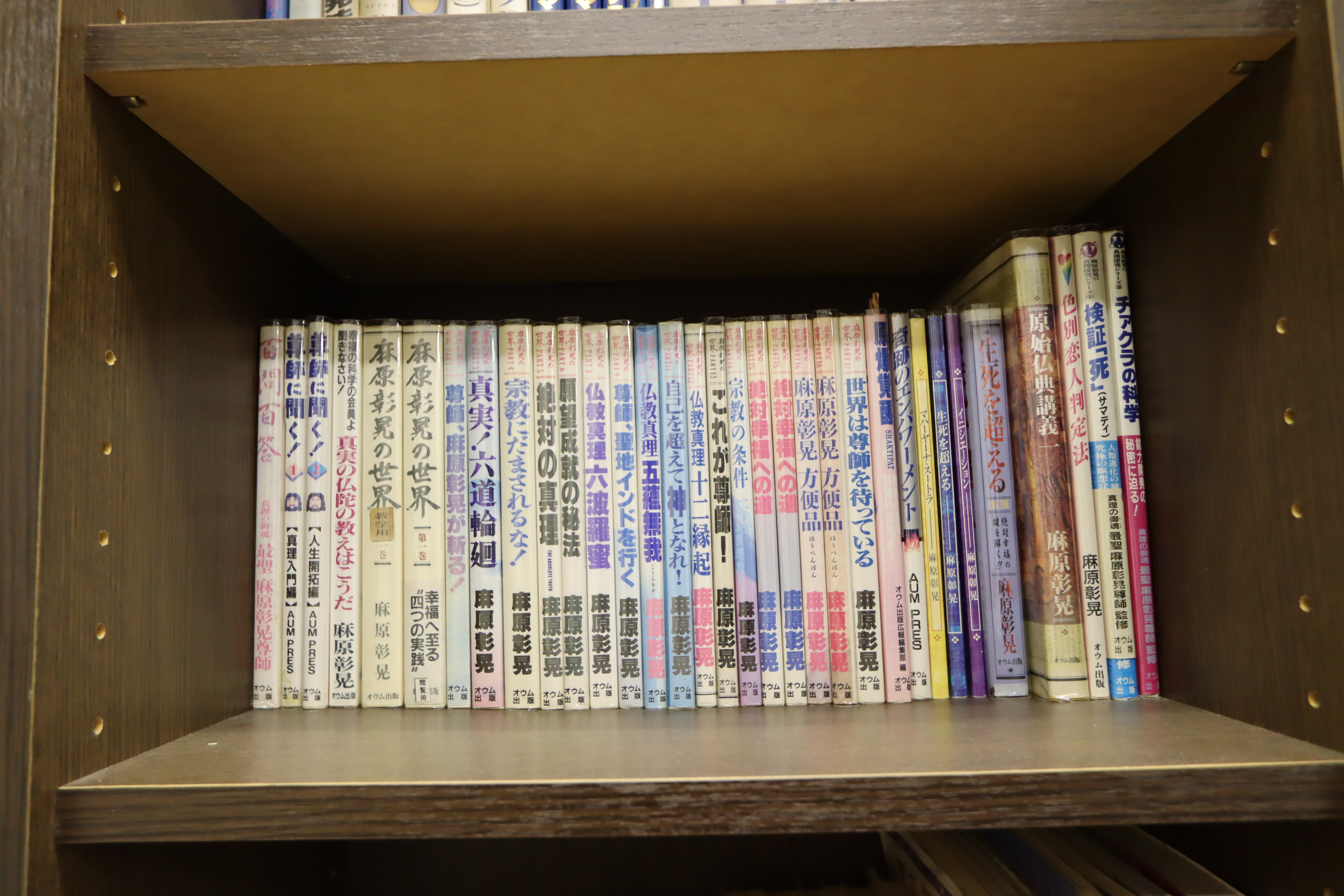 金沢施設（石川）に対する立入検査（令和7年9月）で確認した麻原の著書等が収納された書棚