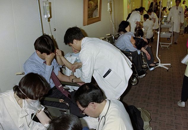 サリンによる中毒症の地下鉄乗客が多数収容された病院の廊下で治療を受ける中毒症の乗客ら（毎日新聞社／アフロ）