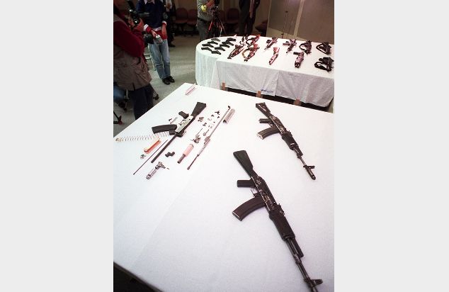 団体が旧ソ連製自動小銃「AK-74」をモデルに密造した小銃（時事）