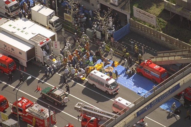 営団地下鉄・築地駅から地上に運び出され、救急車等に収容される乗客（平成7年3月20日、写真：朝日新聞社/時事通信フォト）（地下鉄サリン事件）