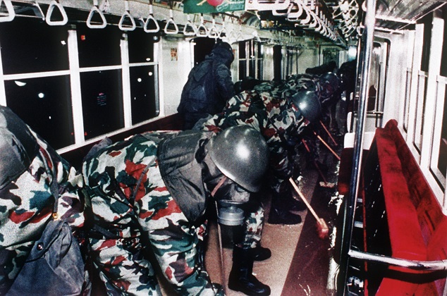 サリンがまかれた地下鉄車両を洗浄する自衛隊員（平成7年3月20日、写真：AFP=時事）（地下鉄サリン事件）