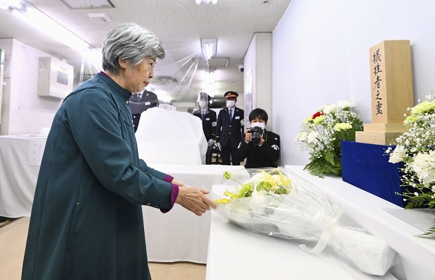 東京メトロ霞ケ関駅で献花する遺族の高橋シズヱさん（令和3年3月20日、写真：共同）