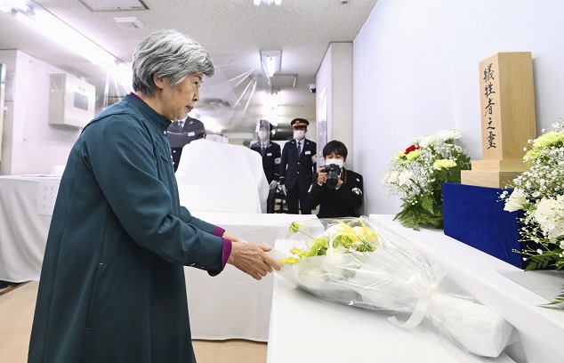 東京メトロ霞ケ関駅で献花する遺族の高橋シズヱさん(令和3年3月20日、写真:共同)